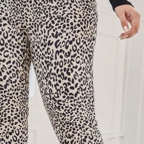 🗣Plus..Snow leopard print pants - Picture 3 of 5